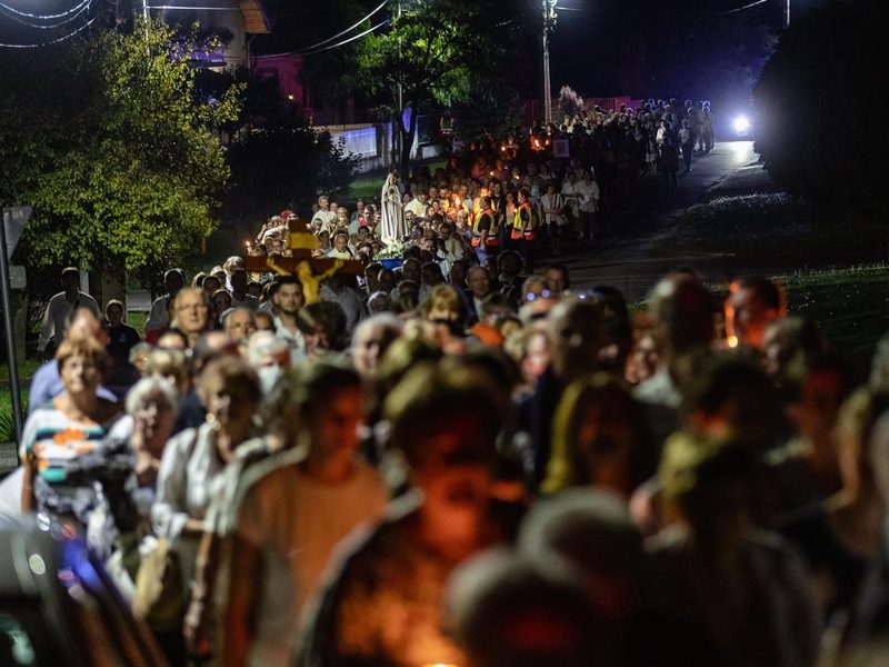 Esti gyertyás körmenet Zalaegerszeg utcáin, Mária-szoborral és kereszttel az élen, sok résztvevővel
